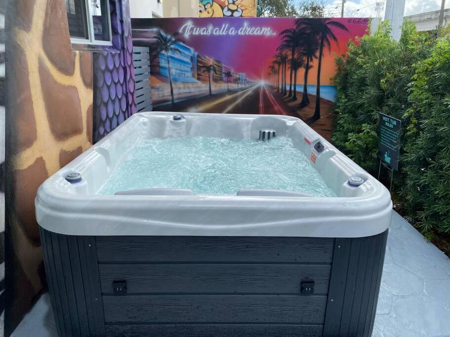 Cozy & Colorful Miami Art Canvas W/Hottub & Murals מראה חיצוני תמונה