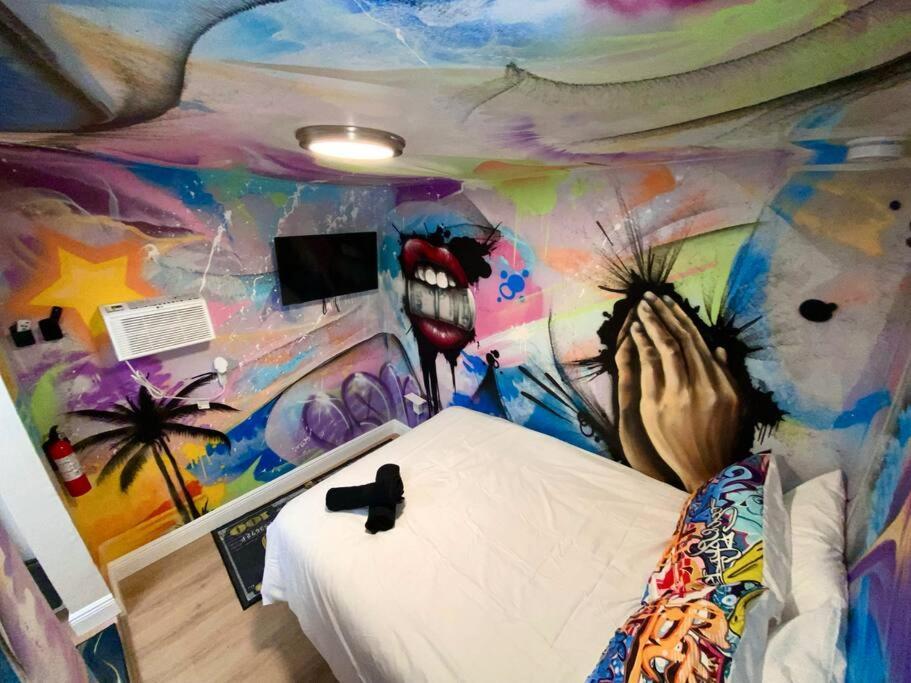 Cozy & Colorful Miami Art Canvas W/Hottub & Murals מראה חיצוני תמונה